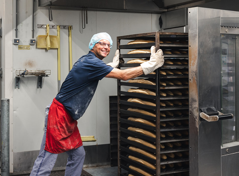 bakker met broodkar
