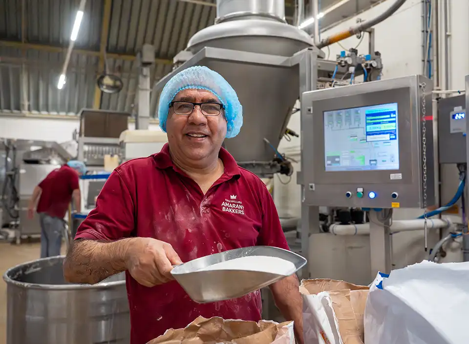 bakker aan het afwegen