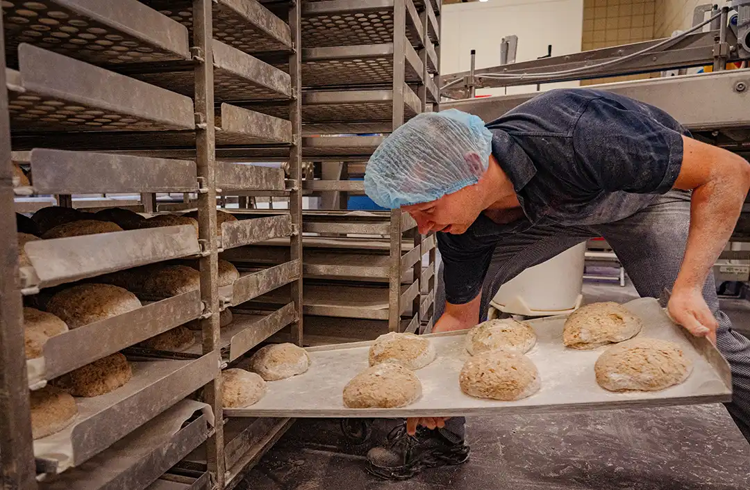 bakker met broodbollen